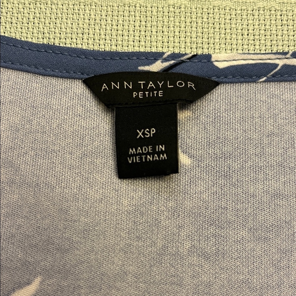Ann Taylor light blue Floral Blouse size XSP - Picture 3 of 7